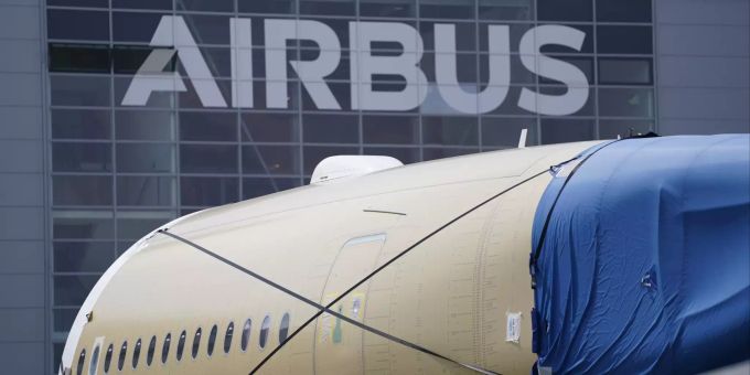 Ein Segment eines Flugzeugrumpfes eines Airbus A350 stehen vor einer Fertigungshalle auf dem Werksgelände des Flugzeugbauers Airbus. Airbus A350