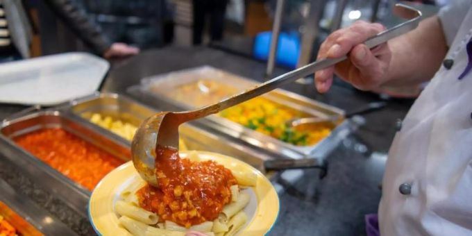 Ein Koch serviert in der veganen Mensa auf dem Campus der Technischen Universität in Berlin ein veganes Gericht. Foto: Monika Skolimowska/dpa-Zentralbild/dpa Ein Koch serviert in der veganen Mensa auf dem Campus der Technischen Universität in Berlin ein veganes Gericht. Foto: Monika Skolimowska/dpa-Zentralbild/dpa