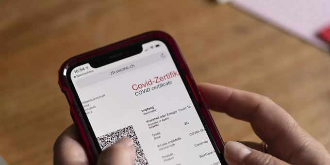 2763 Neuansteckungen mit dem Coronavirus innert 24 Stunden wurden dem Bundesamt für Gesundheit am Freitag gemeldet. Im Bild installiert eine Frau den Covid-Impfpass auf ihrem Mobiltelefon. (Archivbild) 2763 Neuansteckungen mit dem Coronavirus innert 24 Stunden wurden dem Bundesamt für Gesundheit am Freitag gemeldet. Im Bild installiert eine Frau den Covid-Impfpass auf ihrem Mobiltelefon. (Archivbild)