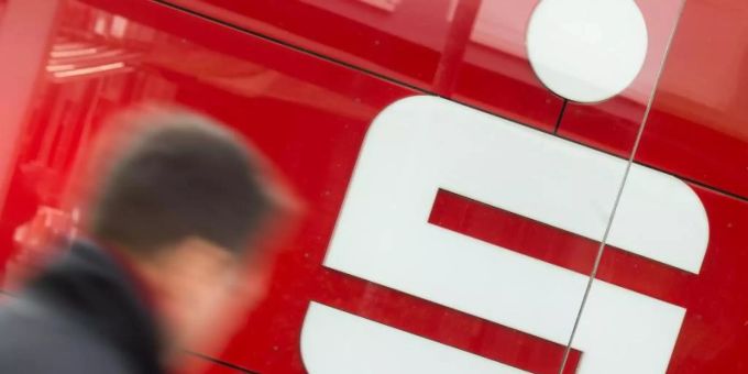 Ein Mann geht an einer Filiale der Sparkasse vorbei. Foto: Julian Stratenschulte/dpa/Archivbild Ein Mann geht an einer Filiale der Sparkasse vorbei. Foto: Julian Stratenschulte/dpa/Archivbild