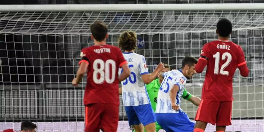 Berlins Neuzugang Stevan Jovetic (2.v.r./15) erzielt das Tor zum 4:2 gegen den FC Liverpool. Foto: Sebastian Räppold/Matthias Koch/dpa