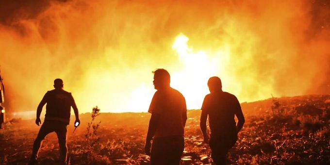 Einsatzkräfte kämpfen gegen massive Waldbrände in der Türkei
