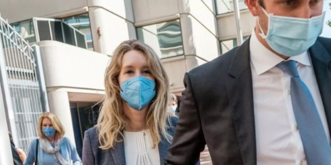 Elizabeth Holmes am ersten Prozesstag am Mittwoch Elizabeth Holmes am ersten Prozesstag am Mittwoch