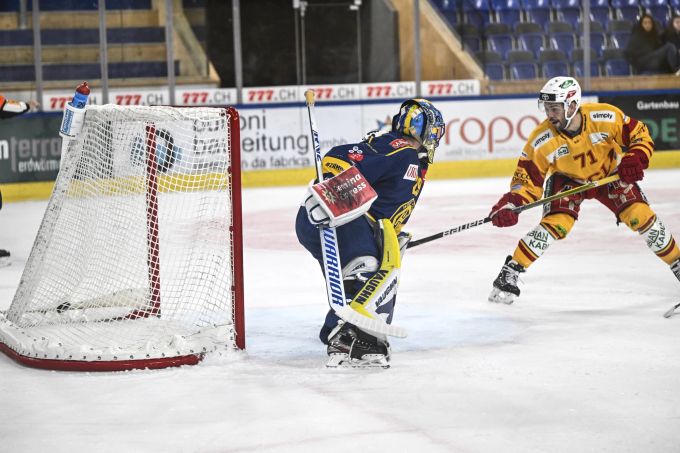 Julian Schmutz erzielt den Anschlusstreffer für die SCL Tigers gegen den HC Davos. SCL Tigers HC Davos