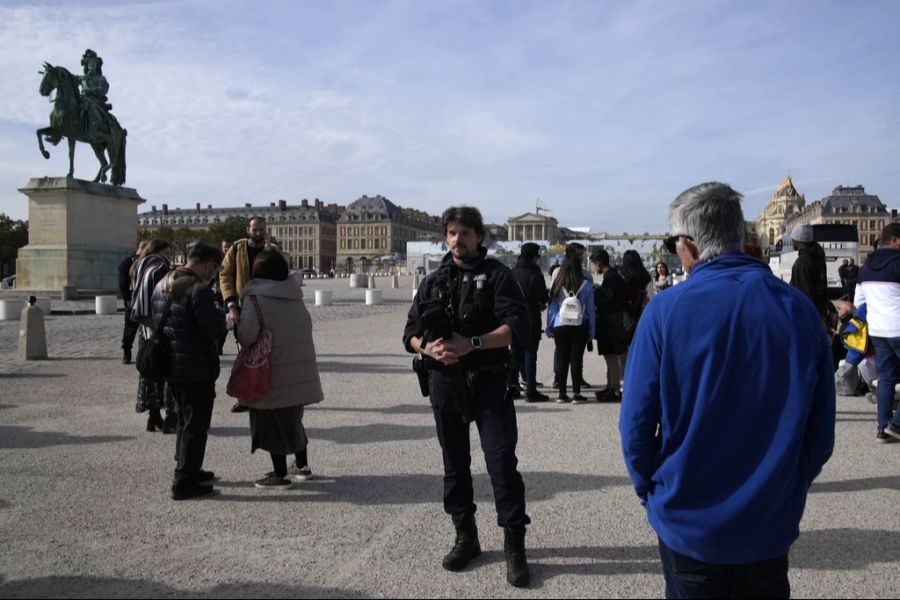 In einem Fall drohte ein anonymer Anrufer: «Der Thron von Louis XIV wird explodieren».