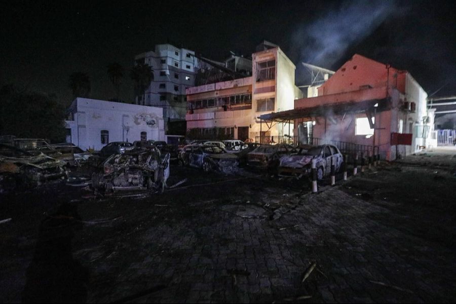 Blick auf das von einer Rakete getroffene Al-Ahli-Spital im Gazastreifen.