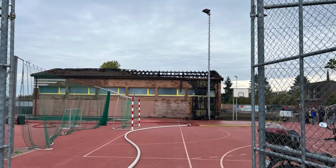 Köniz - Turnhalle im Spiegel bei Bern in Brand geraten