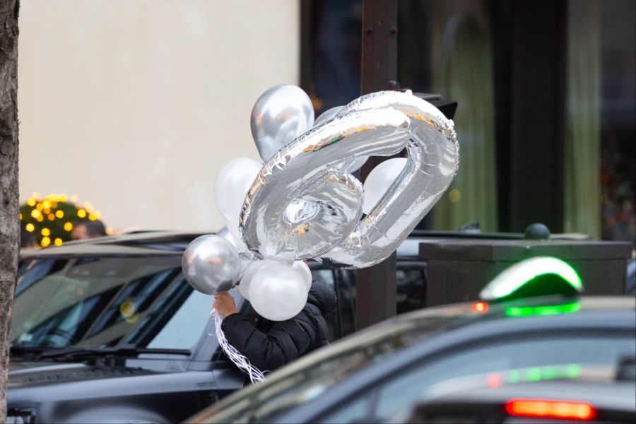 Silberne Ballons wurden ins Hotel geliefert.