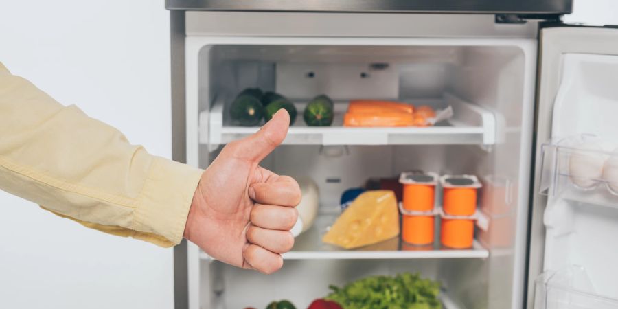 Befreien Sie Ihren Kühlschrank von Schimmel und putzen Sie Ihn gründlich.