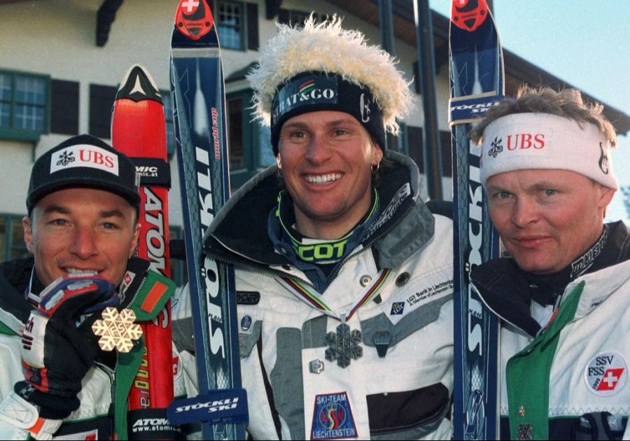 1999 an der WM in Beaver Creek/Vail holte er Silber. Neben ihm stehen die Schweizer Steve Locher (Bronze, l.) und Paul Accola (4. Rang, r.).