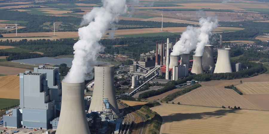 Das RWE-Braunkohlekraftwerk Neurath I und II in Grevenbroich-Neurath: Deutschland darf dem Energiekonzern RWE 2,6 Milliarden Euro staatliche Hilfe für den Kohleausstieg zahlen.