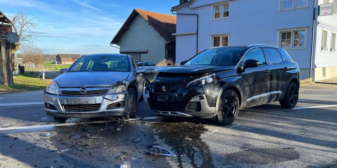 Muolen: Verkehrsunfall zwischen zwei Autos. Muolen: Verkehrsunfall