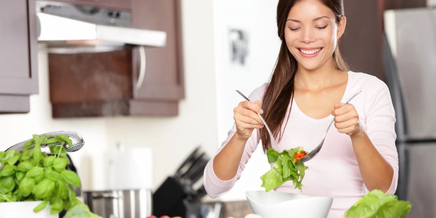 Frau macht Salat