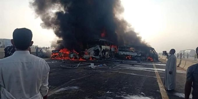 Bei einem Zusammenstoss mehrerer Fahrzeuge auf einer Schnellstrasse in Ägypten sind mindestens 32 Menschen ums Leben gekommen. Bei einem Zusammenstoss mehrerer Fahrzeuge auf einer Schnellstrasse in Ägypten sind mindestens 32 Menschen ums Leben gekommen.