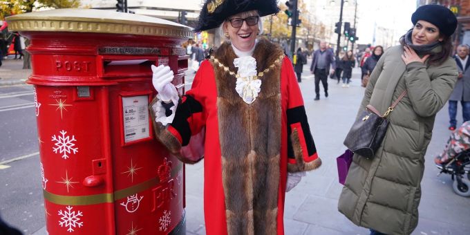 «Es gibt nichts Besseres, als Weihnachtskarten an Freunde und Familie zu schicken und ein bisschen festliche Freude zu versprühen», sagt die Londoner Bezirksrätin Patricia McAllister. «Es gibt nichts Besseres, als Weihnachtskarten an Freunde und Familie zu schicken und ein bisschen festliche Freude zu versprühen», sagt die Londoner Bezirksrätin Patricia McAllister.