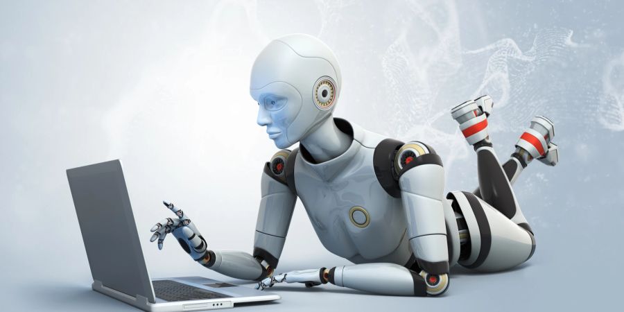 Ein Roboter liegt vor einem Laptop auf dem Boden und verschränkt die Beine. Dabei zeigt er mit dem Zeigefinger auf den Bildschirm.