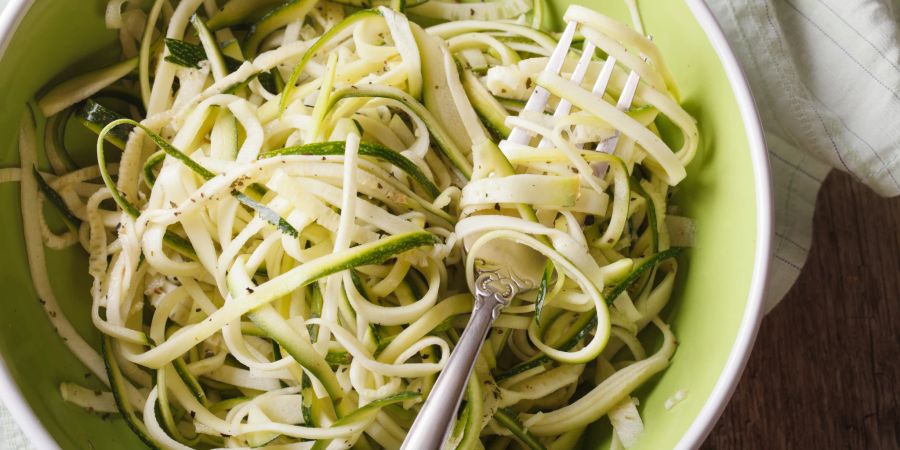 zucchini-pasta in Teller