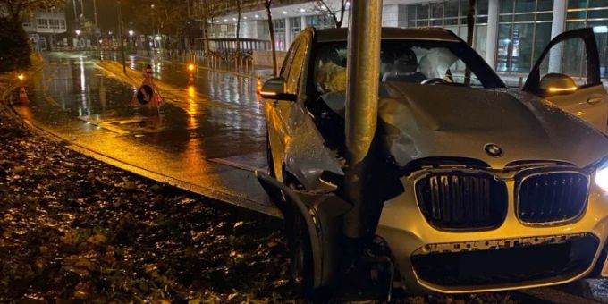 Ein Bier zuviel - Zug: Besoffener Autofahrer fährt voll in Lichtmast