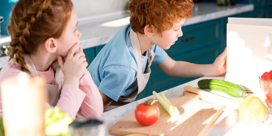 Schulkinder bringen bereits eigene Menüvorschläge und Rezeptideen beim Kochen ein.