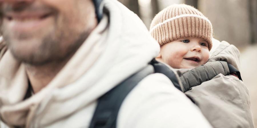 Vater mit Baby in Babytrage