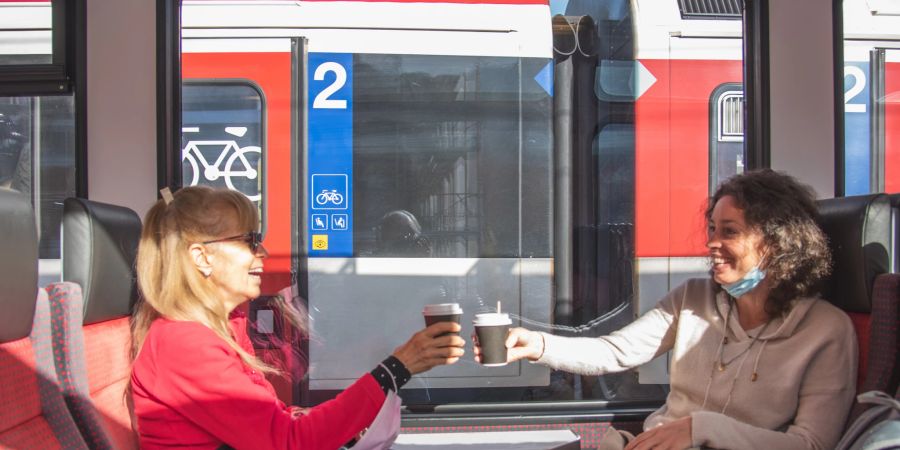 Zug Kaffee Reisen Geld