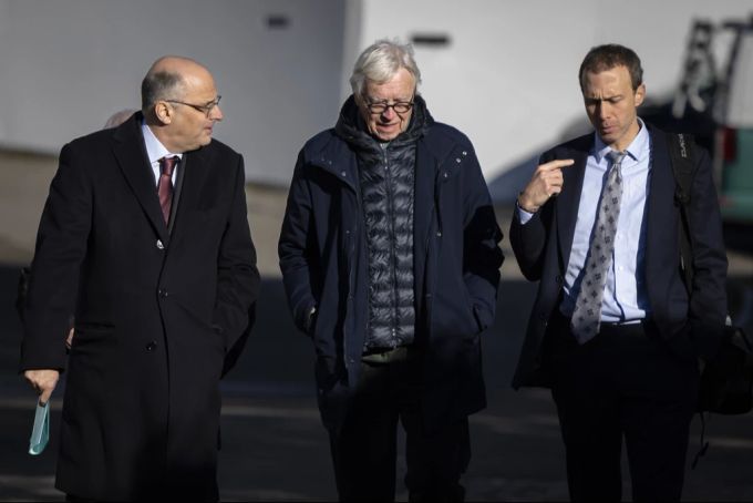 Brians Rechtsanwälte treffen am Bezirksgericht Dielsdorf ZH ein, 8. November 2023. Brian Anwälte Dielsdorf
