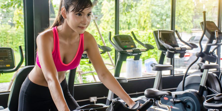 fahrradfahren im fitnessstudio