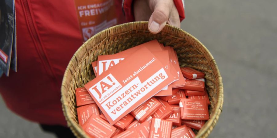 Schokolade und Flyer werben für die Konzernverantwortungsinitiative, am 7. November 2020 in Bern.