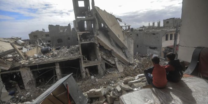 Palästinensische Kinder sitzen in einem zerstörten Haus im Dorf Khuza'a nahe dem Grenzzaun zwischen Israel und dem südlichen Gazastreifen. (Archivbild) Palästinensische Kinder