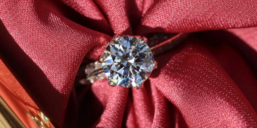 Diamanten sind sehr beliebt bei Ringen und anderem Schmuck. Könnten echte Diamanten bald durch Labor-Diamanten ersetzt werden?