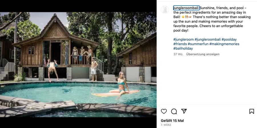 Instagram Post mit jungen Leuten mit Surfboard im Pool vor einem Holzbungalow.