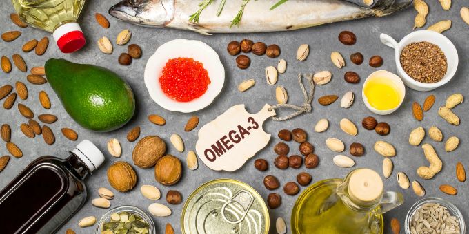 Bei der Einnahme von Omega-3-Fettsäuren verlangsamte sich laut einer Studie die Alterung. (Symbolbild) Nüsse, Öl, Fisch