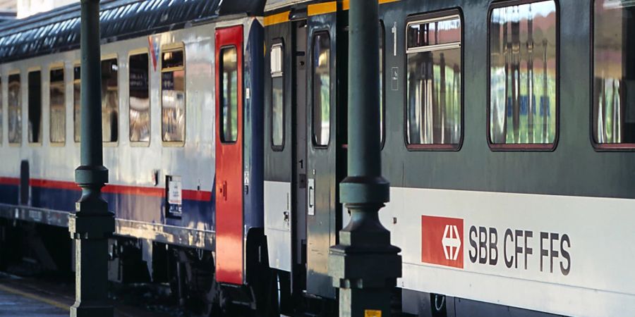 Ein Zug mit einzelnen Wagen der SBB steht am Bahnhof Domodossola (I). (Archivbild)