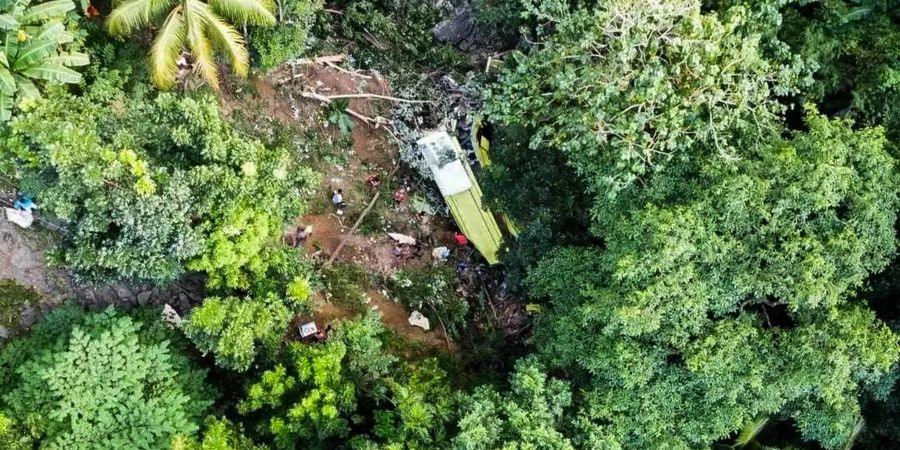 Ein Bus ist in einem Berggebiet auf den Philippinen von der Strasse abgekommen.