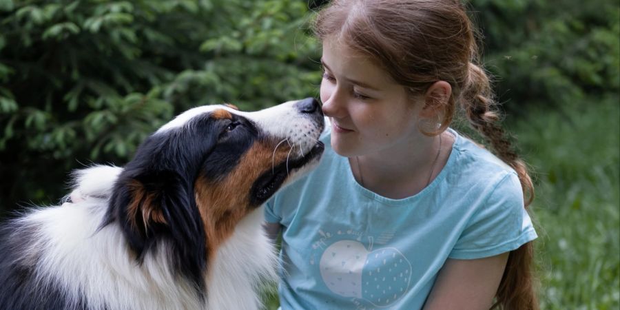 Teenager mit Hund