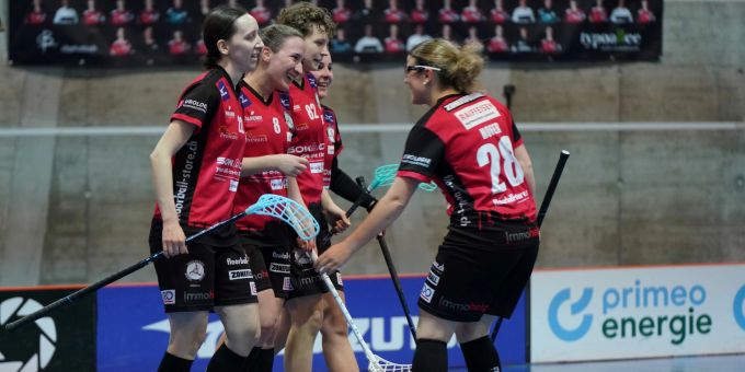 Jacqueline Brunner (#8) jubelt mit ihrem Block über ihren zweiten persönlichen Treffer. Mit im Bild von links nach rechts: Sandra Wyss, Annika Morf, Ilse Stoffers und Noemi Hofer. Unihockey Basel Regio Frauenfeld