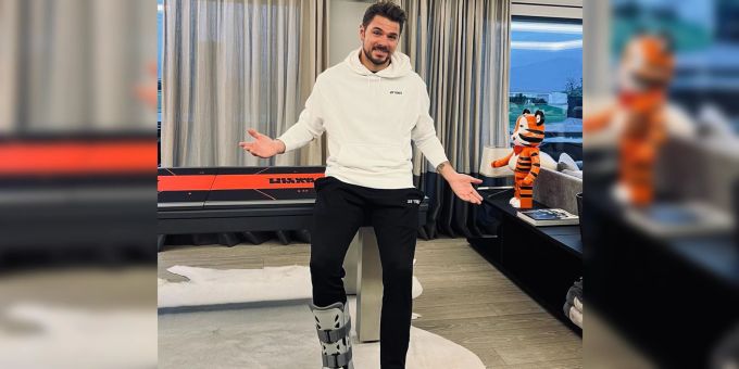Stan Wawrinka zeigt sich mit einbandagiertem Fuss. Stan Wawrinka