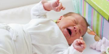 Baby Wiege weint schreit