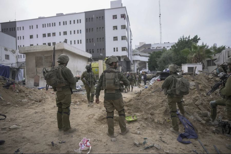 Angehörige der israelischen Armee vor dem Schifa-Spital im Gazastreifen.