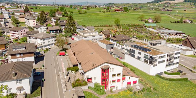 In Schübelbach beantragt der Gemeinderat Steuersenkungen für die natürlichen und die juristischen Personen. gemeindehaus schübelbach luftaufnahme