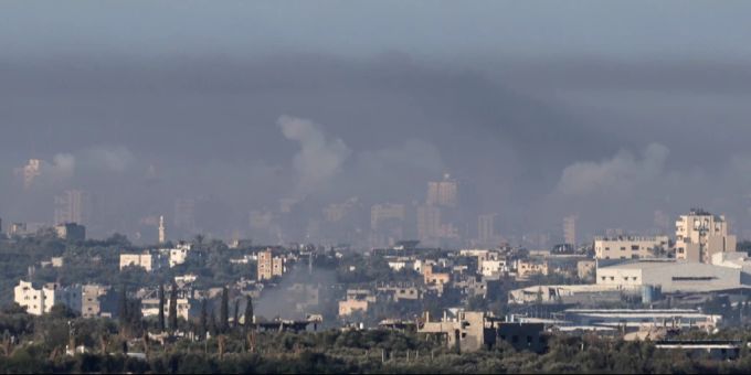 Rauch steigt über dem Gazastreifen in die Höhe. Seit dem 7. Oktober dauert der Krieg bereits an. Israel-Krieg