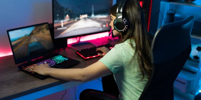 Gamer haben nun gute Chancen auf dem Arbeitsmarkt. Frau Schreibtisch Gaming Laptop