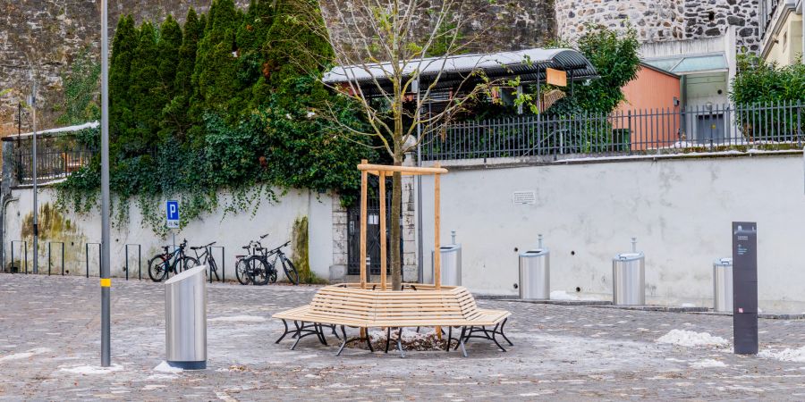 Platz mit Bank
