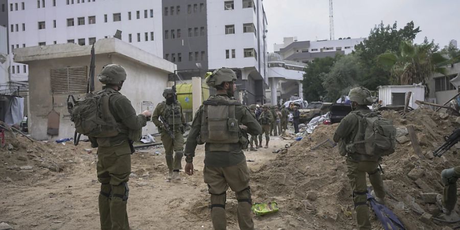 ARCHIV - Israelische Soldaten stehen vor dem Schifa-Krankenhaus. Foto: Victor R. Caivano/AP/dpa