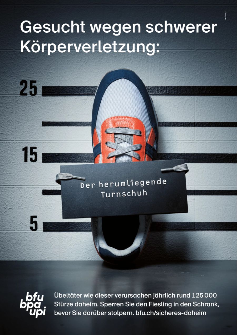 ... einem herumliegenden Turnschuh ...