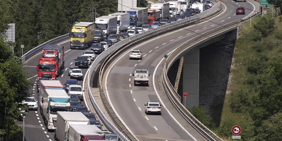 Stau auf der A2: Im vergangenen Jahr sind weniger Güter durch die Alpen transportiert worden als im Vorjahr. Das Verlagerungsziel wurde nicht erreicht. (Archivbild)