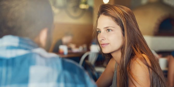 schöne frau lächelt mann an, café, europäisch-kaukasisch