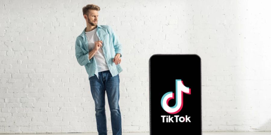 Mann Skepsis Smartphone riesig TikTok Icon