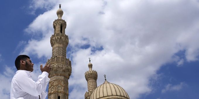 Ein muslimischer Mann betet während des heiligen muslimischen Fastenmonats Ramadan in der Al-Azhar-Moschee. Foto: Amr Nabil/AP/dpa ARCHIV - Ein muslimischer Mann betet während des heiligen muslimischen Fastenmonats Ramadan in der Al-Azhar-Moschee. Foto: Amr Nabil/AP/dpa