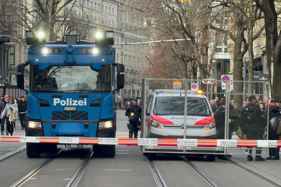 Die Polizei weist die Teilnehmenden an, in Richtung Talstrasse/Kreis 4 zu marschieren.